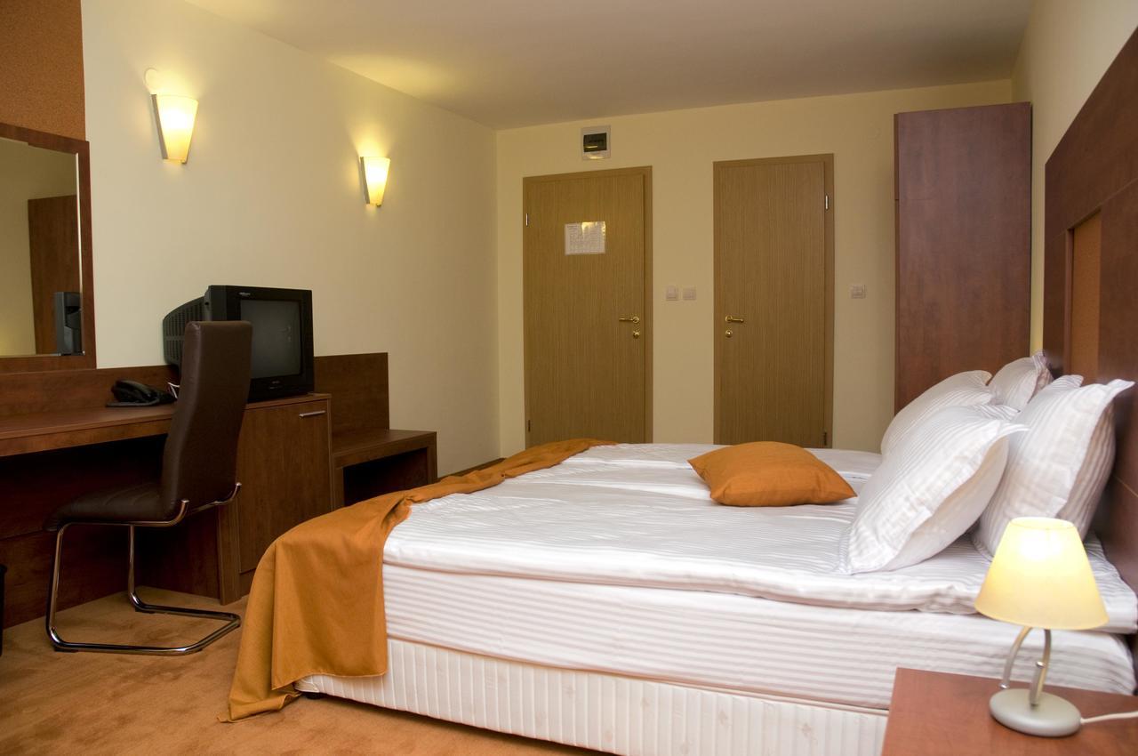Hotel 4 Zona Sofia Exterior photo