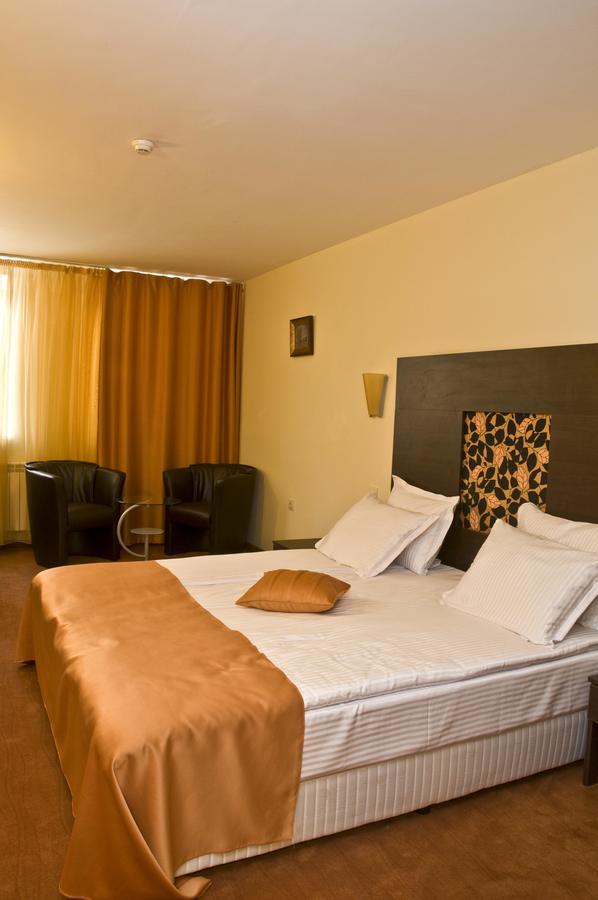 Hotel 4 Zona Sofia Exterior photo